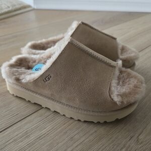 NWOT UGG  Open-toe Tan Genuine Lamb Fur Slippers 6
